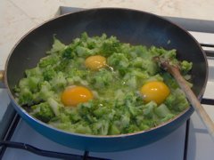 Cibulka s brokolicí a vajíčky